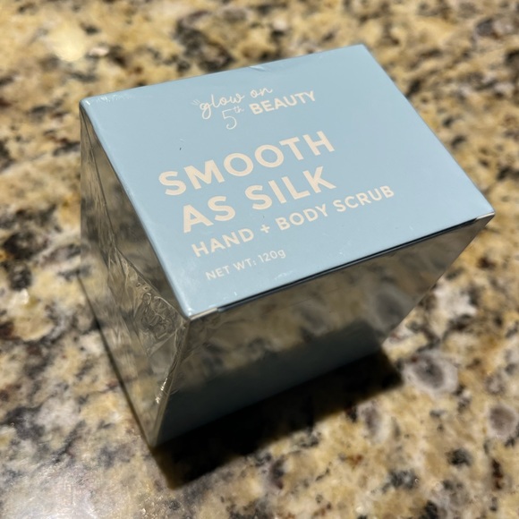 NWT Glow on 5th Beauty Hand + Body Scrub Shea Butter Green Tea Extract Skincare - Picture 8 of 9